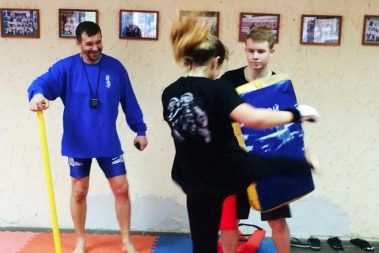 Пока не научишься защищать себя, не стоит встречаться с теми, кто беззащитностью воспользуется. 
